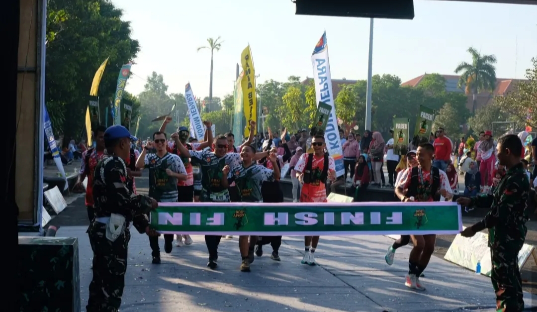 CERIA: Dandim 0719/Jepara menyentuh garis finish saat ikut berbaur dengan masyarakat dalam ajang Army Run.