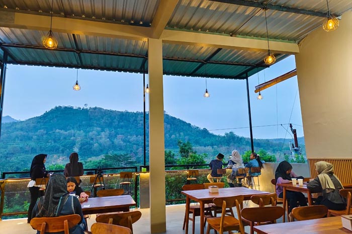 Pengunjung menikmati view sambil makan di Panorama Kedai Rooftop Rembang.