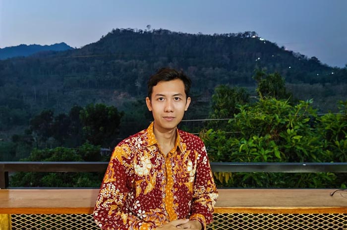 TANGKAP PELUANG: Aan Ainun Najib saat bersantai di Panorama Kedai Rooftop Rembang selepas berkantor di balai desa.&nbsp;
