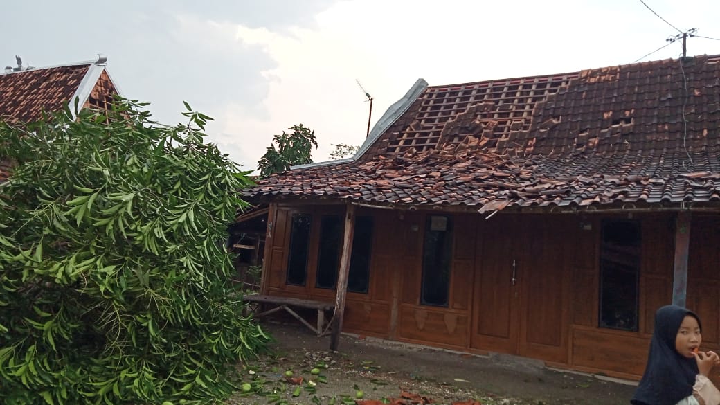 RUSAK: Atap rumah di Kecamatan Kradenan yang porak poranda diterjang angin.