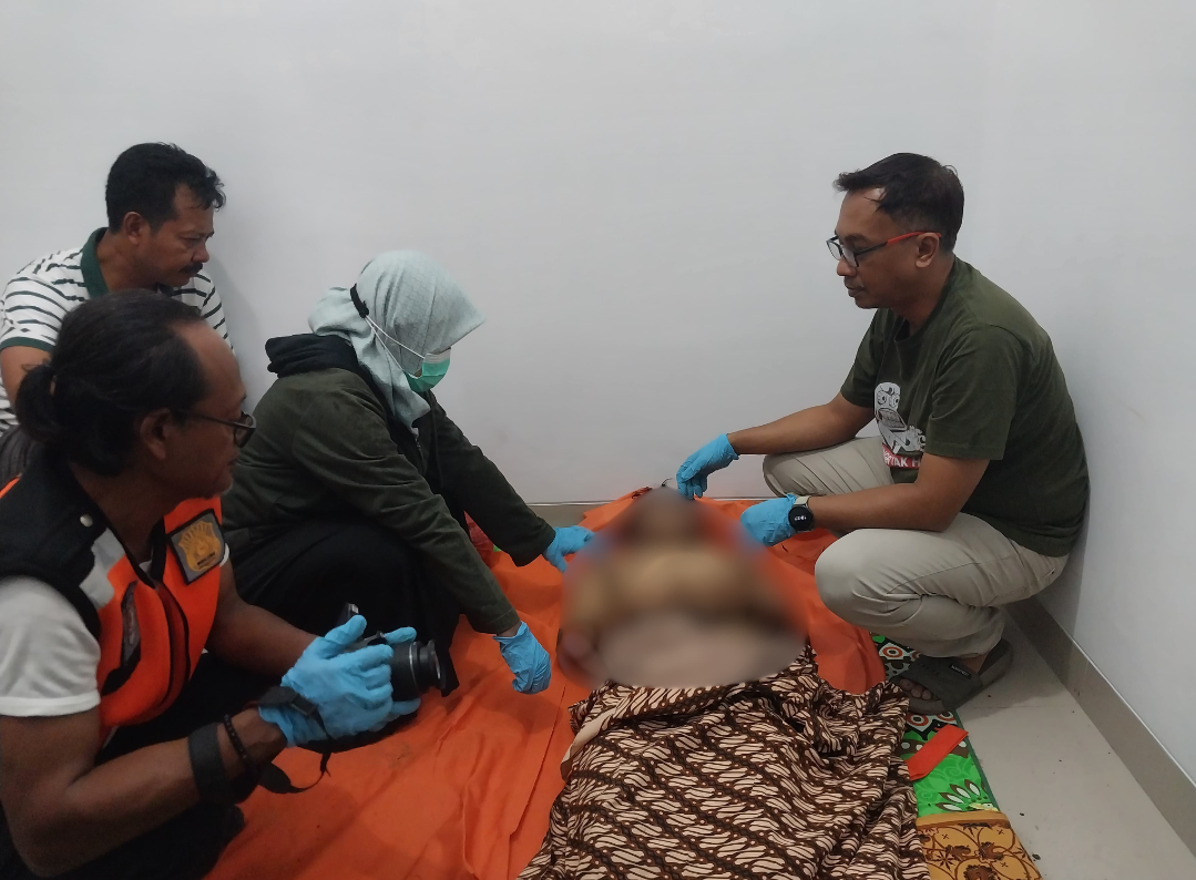 EVAKUASI: Tim gabungan sedang melakukan evakuasi korban bunuh diri, Senin (29/9). (BPBD KUDUS UNTUK RADAR KUDUS)