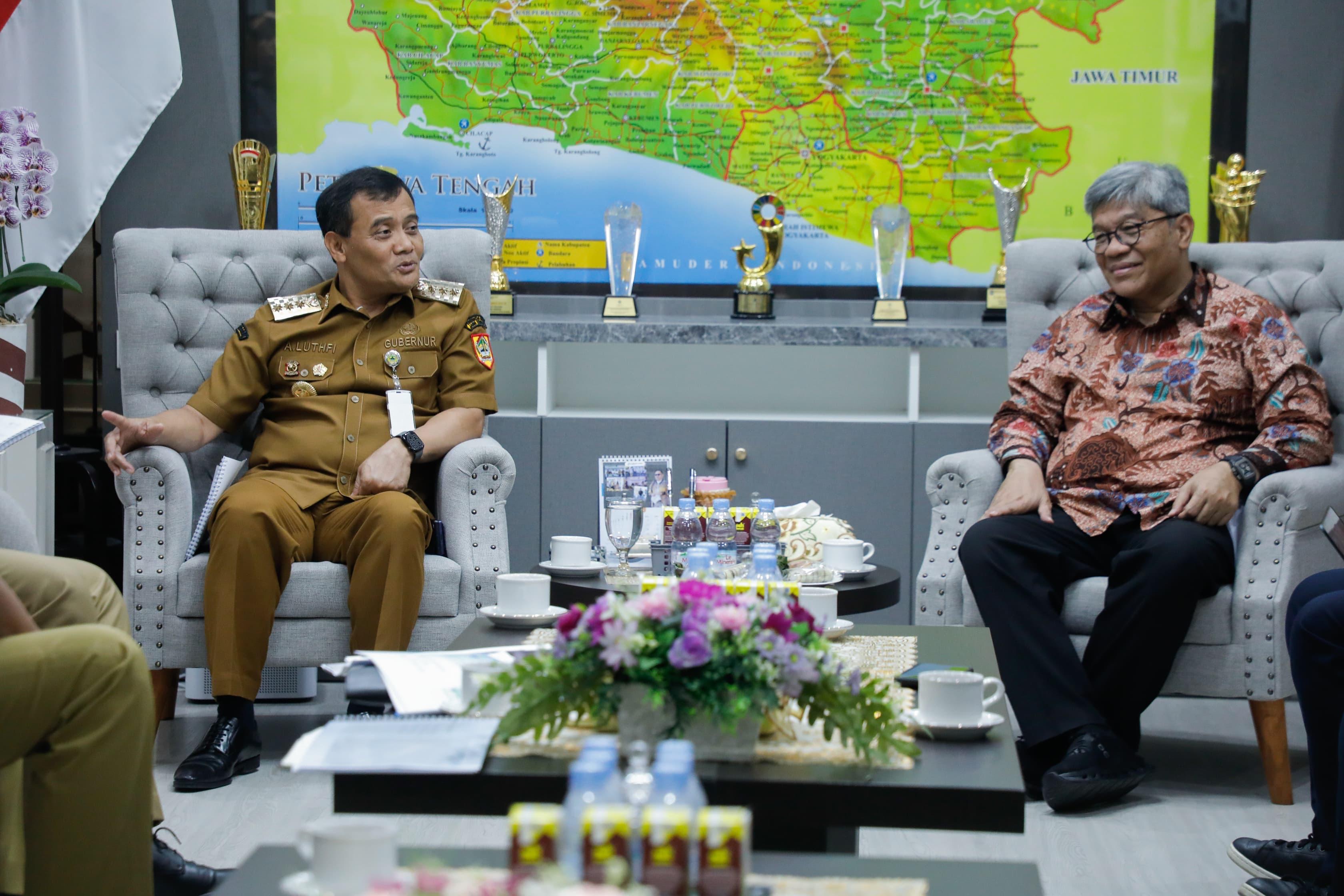 Pemerintah kabupaten/kota yang mendapatkan sanksi administrasi terkait pengelolaan sampah dari Kementerian Lingkungan Hidup, diminta untuk segera melakukan perbaikan tempat pemrosesan akhir (TPA) di w