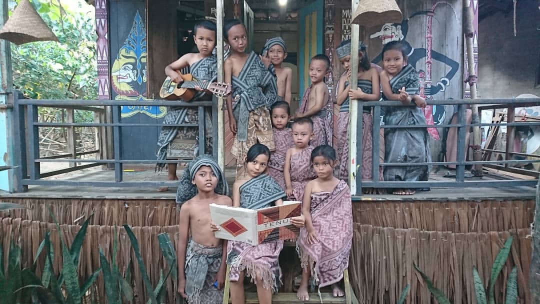 ANTUSIAS: Anak-anak di sekitar rumah Ahmad Karomi dilibatkan dalam proses cipta karya dan berbusana.