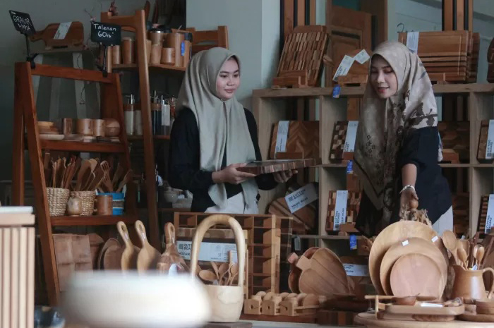 UNGGULAN: Beberapa pengunjung mengamati produk furniture yang terpajang di salah satu showroom.