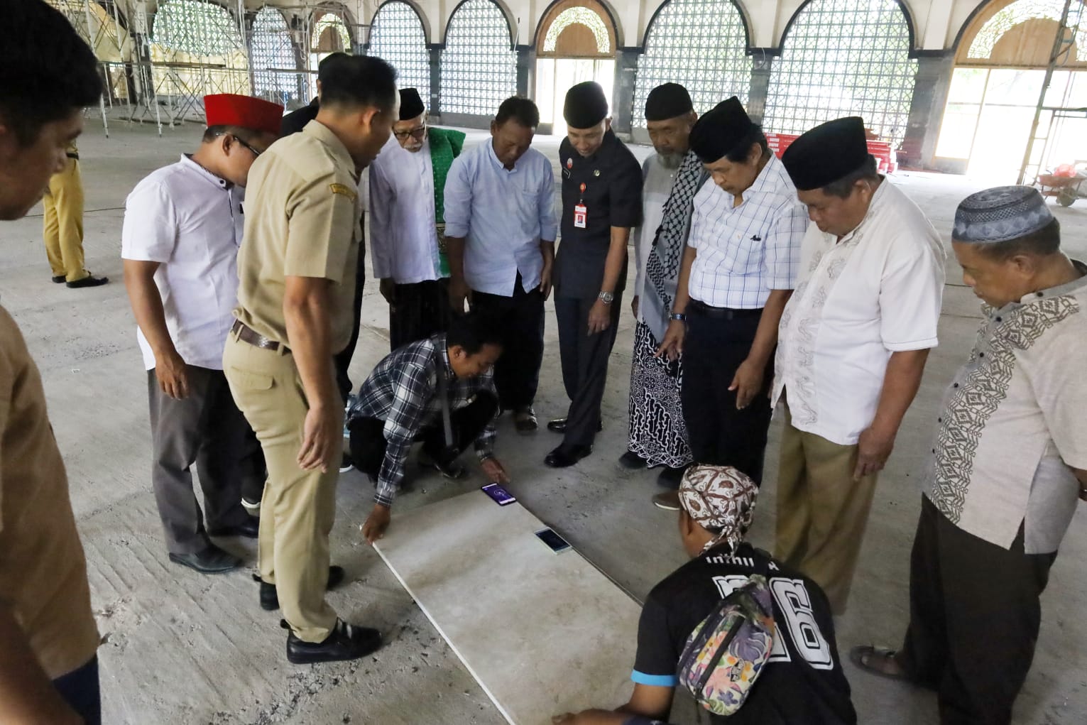 MENGUKUR: Sekda Grobogan Anang Armunanto dan tokoh masyarakat saat mengukur arah kiblat.