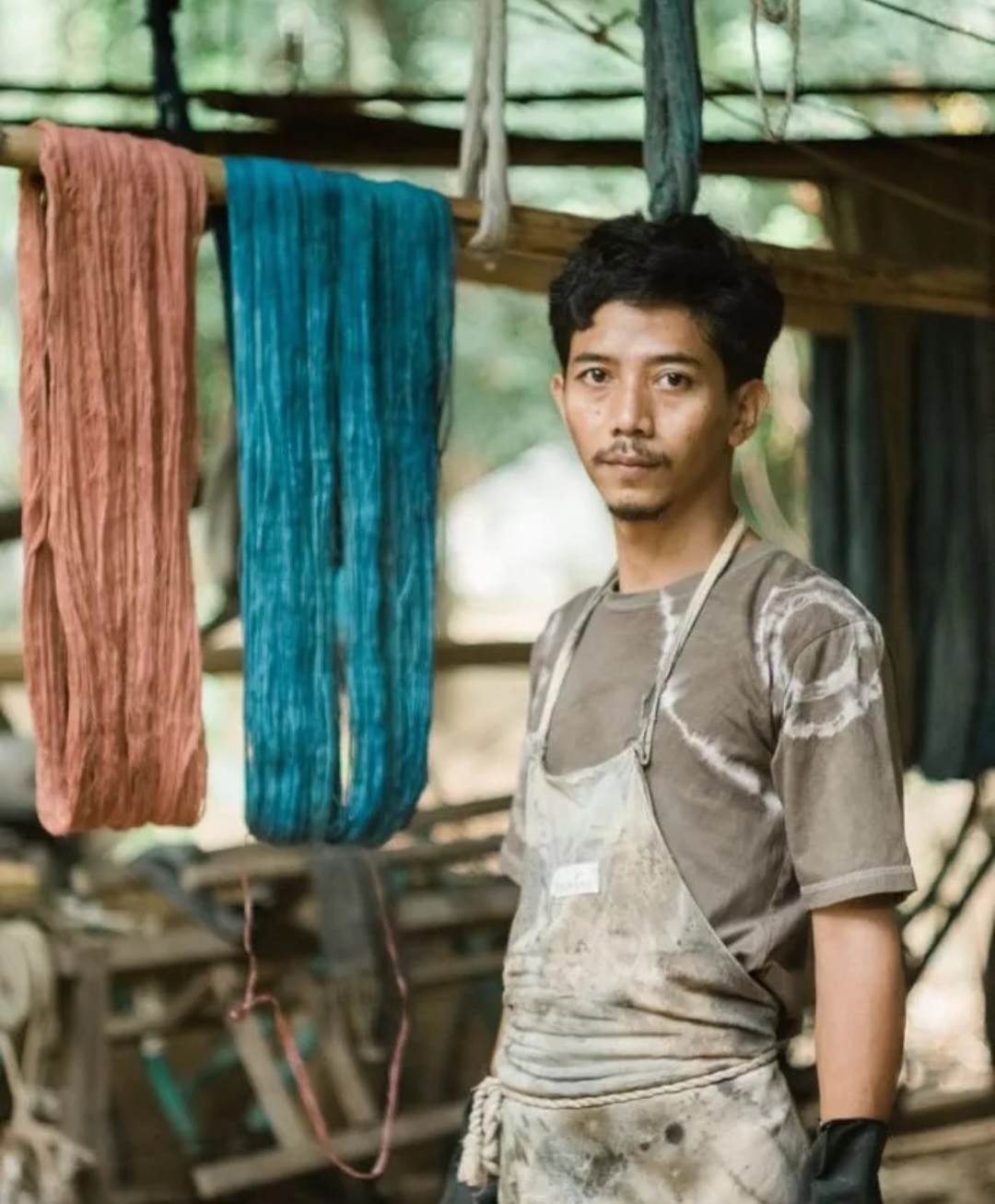 TELATEN: Ahmad Karomi tengah melakukan pemrosesan untuk menciptakan motif-motif halus dari pewarna alami.