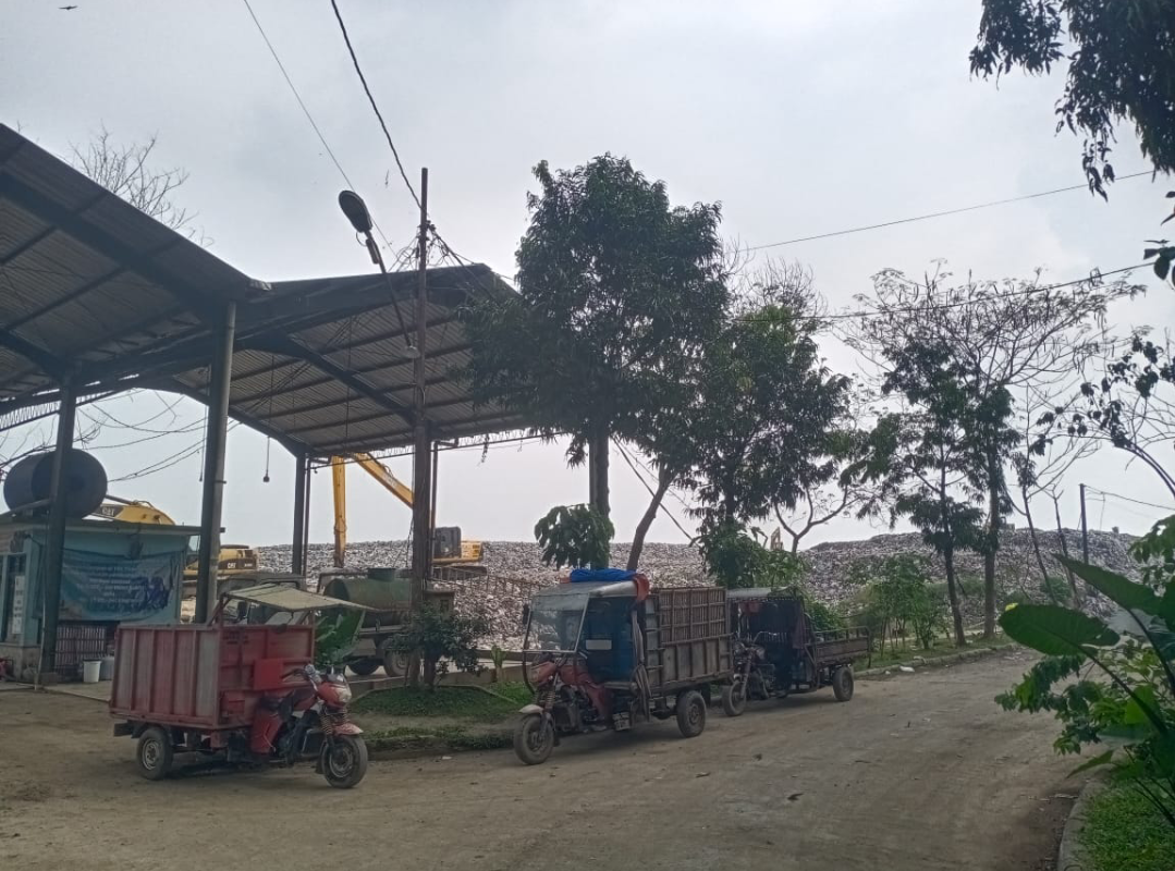 PENATAAN: Terlihat kendaraan pengangkut sampah parkir dan alat berat sedang beroperasi untuk menata sampah di TPA Tanjungrejo, belum lama ini. (ANDIKA TRISNA SAPUTRA/RADAR KUDUS)