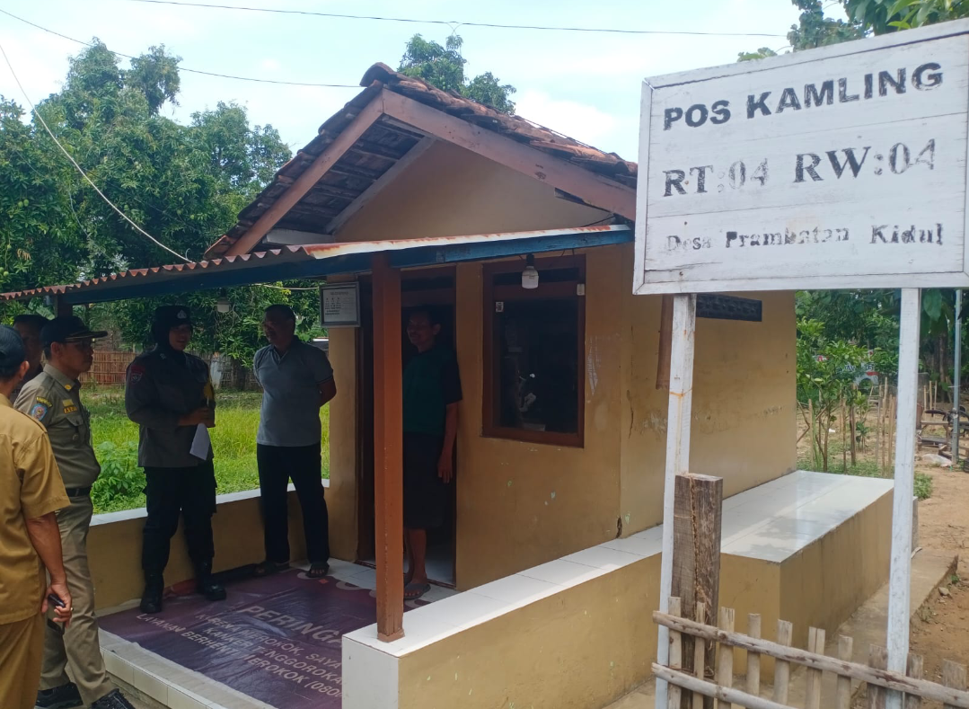MONITORING: Tim Trantibum Kec Kaliwungu melakukan monitoring terkait Poskamling yang masih aktif, Senin (29/9). (ANDIKA TRISNA SAPUTRA/RADAR KUDUS)