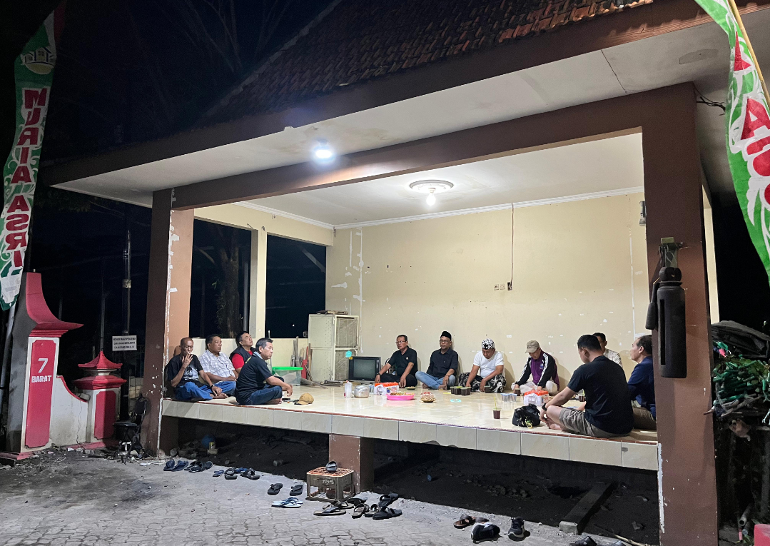 PERSIAPAN LOMBA: Jajaran pengurus pos kamling RW 4 Desa Mijen melakukan rapat koordinasi terkait persiapan lomba, Jumat (26/9). (ANDIKA TRISNA SAPUTRA/RADAR KUDUS)