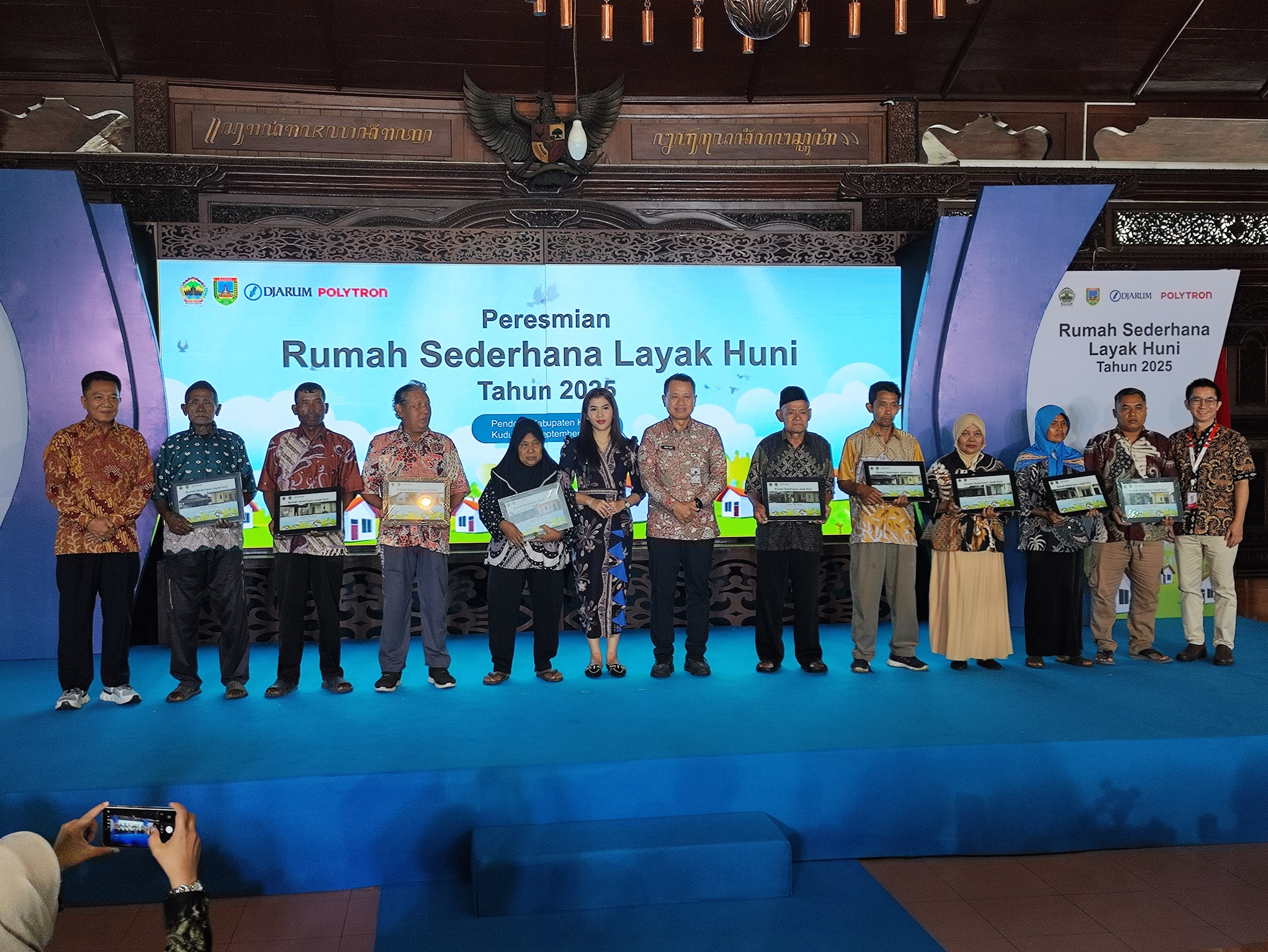 HATI RIANG: Perwakilan warga yang memperoleh bantuan RSLH dari PT Djarum dan Polytron.&nbsp;