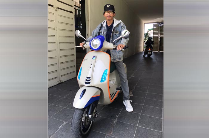 Ilustrasi seseorang sedang menaiki kendaraan