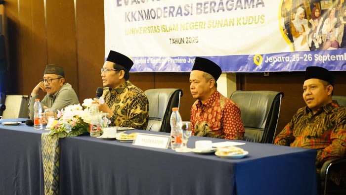 Rektor UIN Sunan Kudus, Prof. Dr. H. Abdurrohman Kasdi, Lc., M.Si., dalam sambutannya di FGD Evaluasi KKN&nbsp;Moderasi Beragama Tahun 2025 di Hotel D&rsquo;Season Premiere Jepara.