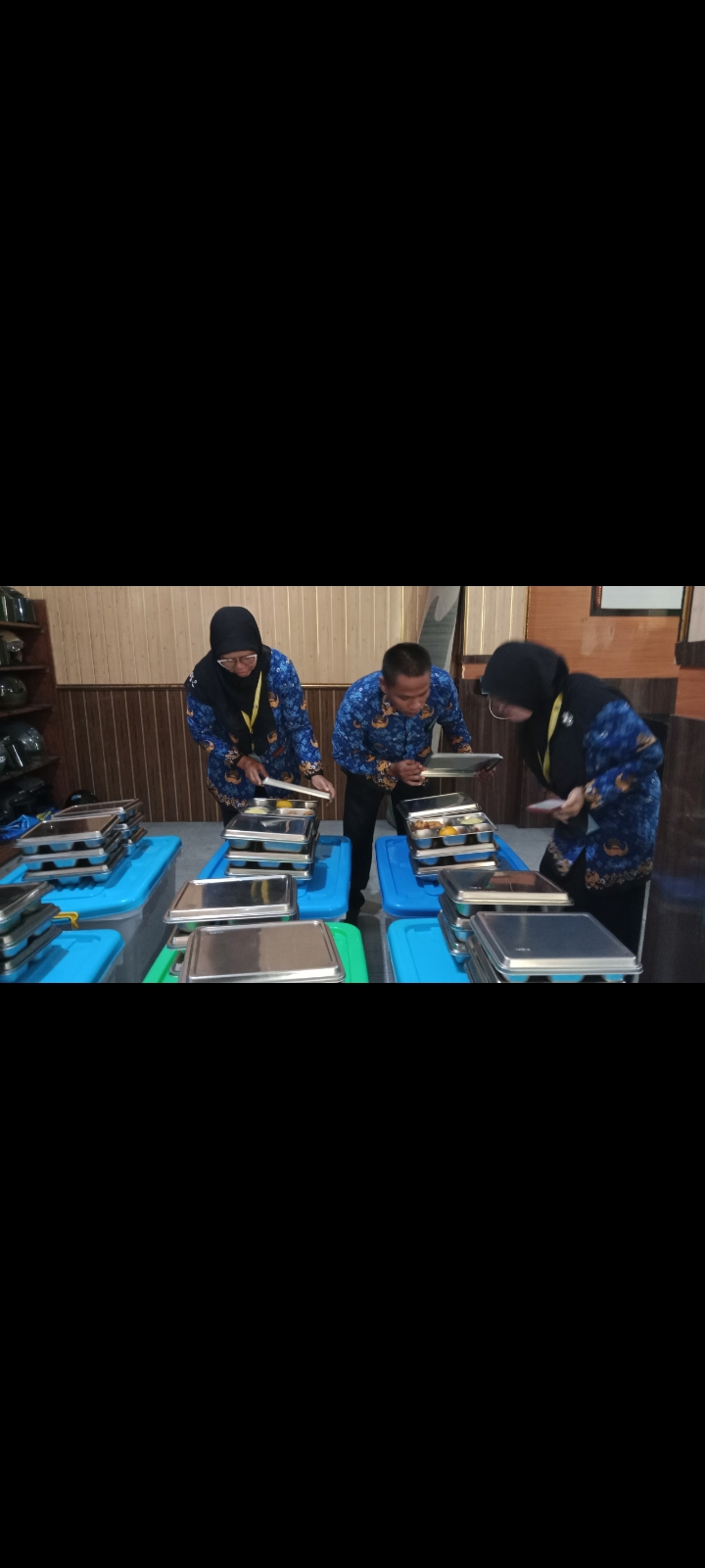 Para guru SMPN 5 Rembang memeriksa menu MBG, Rabu (1/10).