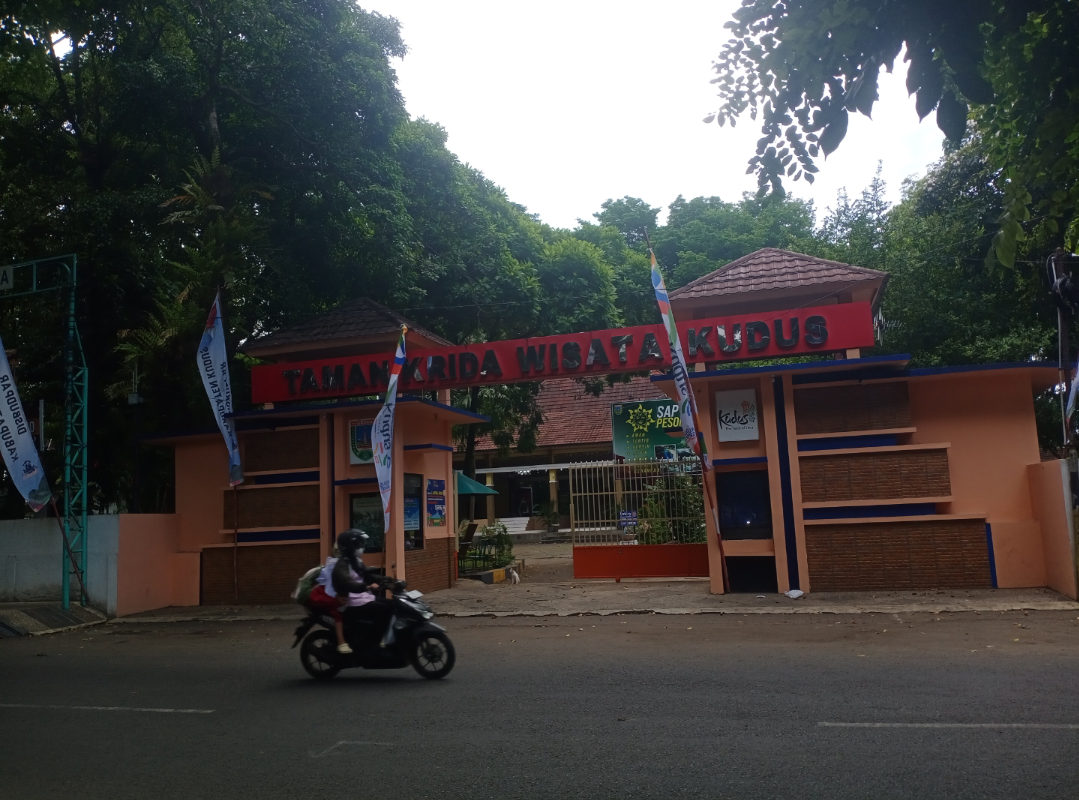 PINTU MASUK: Penampakan depan pintu masuk Taman Krida, Rabu (1/10). (ANDIKA TRISNA SAPUTRA/RADAR KUDUS)