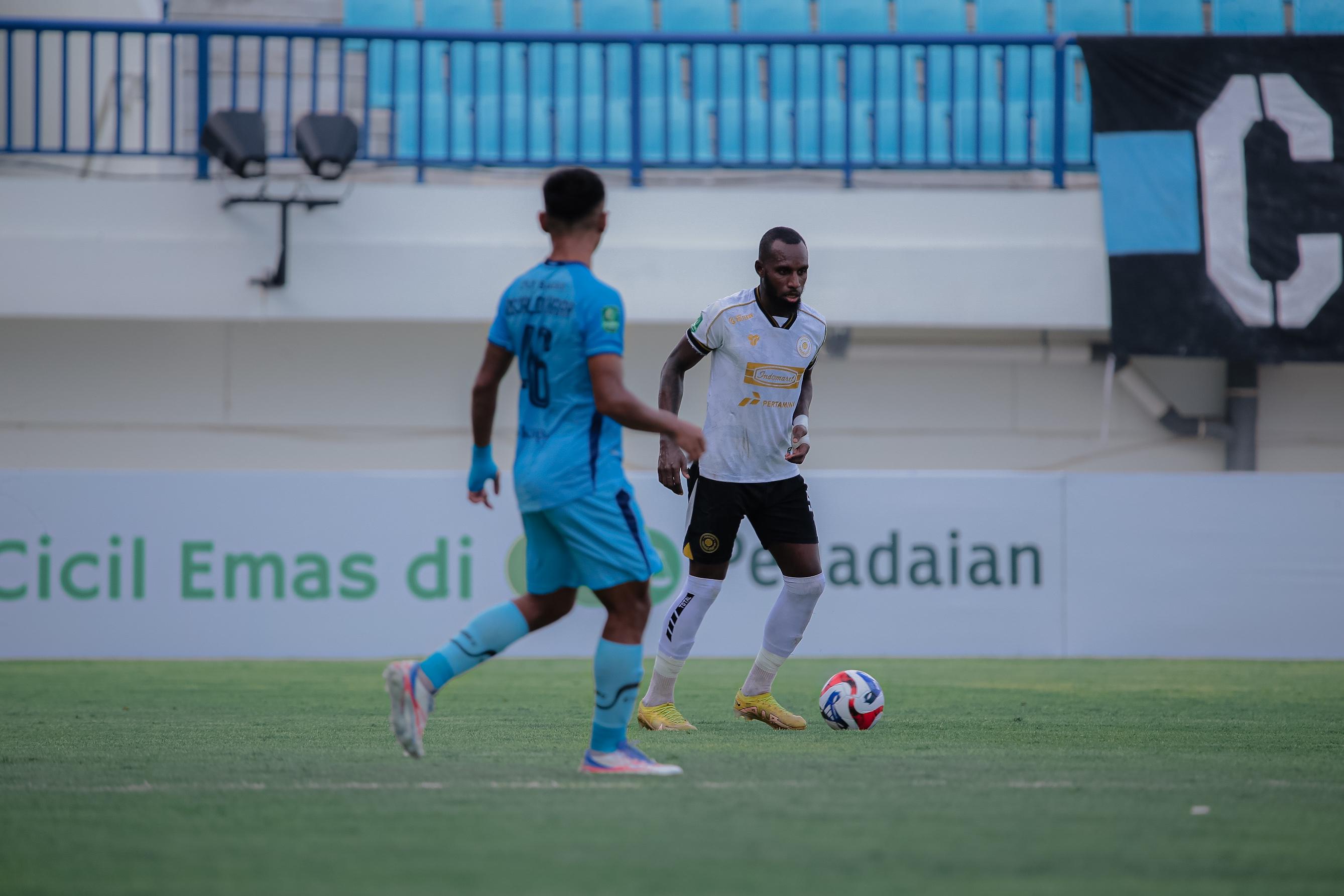 BERBENAH: Pemain Belakang Persiku Y. Kandaimu bermain di laga melawan Persela Lamongan.