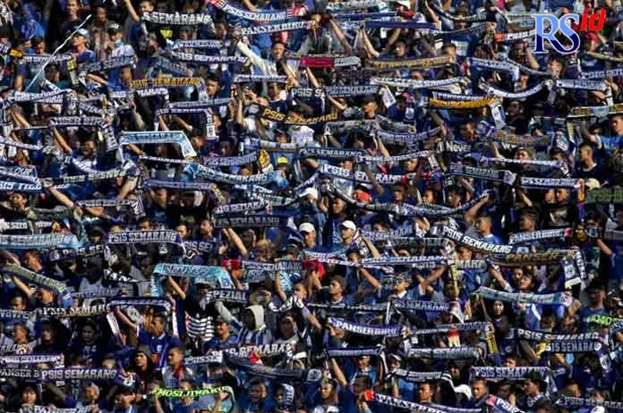 Suporter PSIS saat mendukung tim kesayangannya.