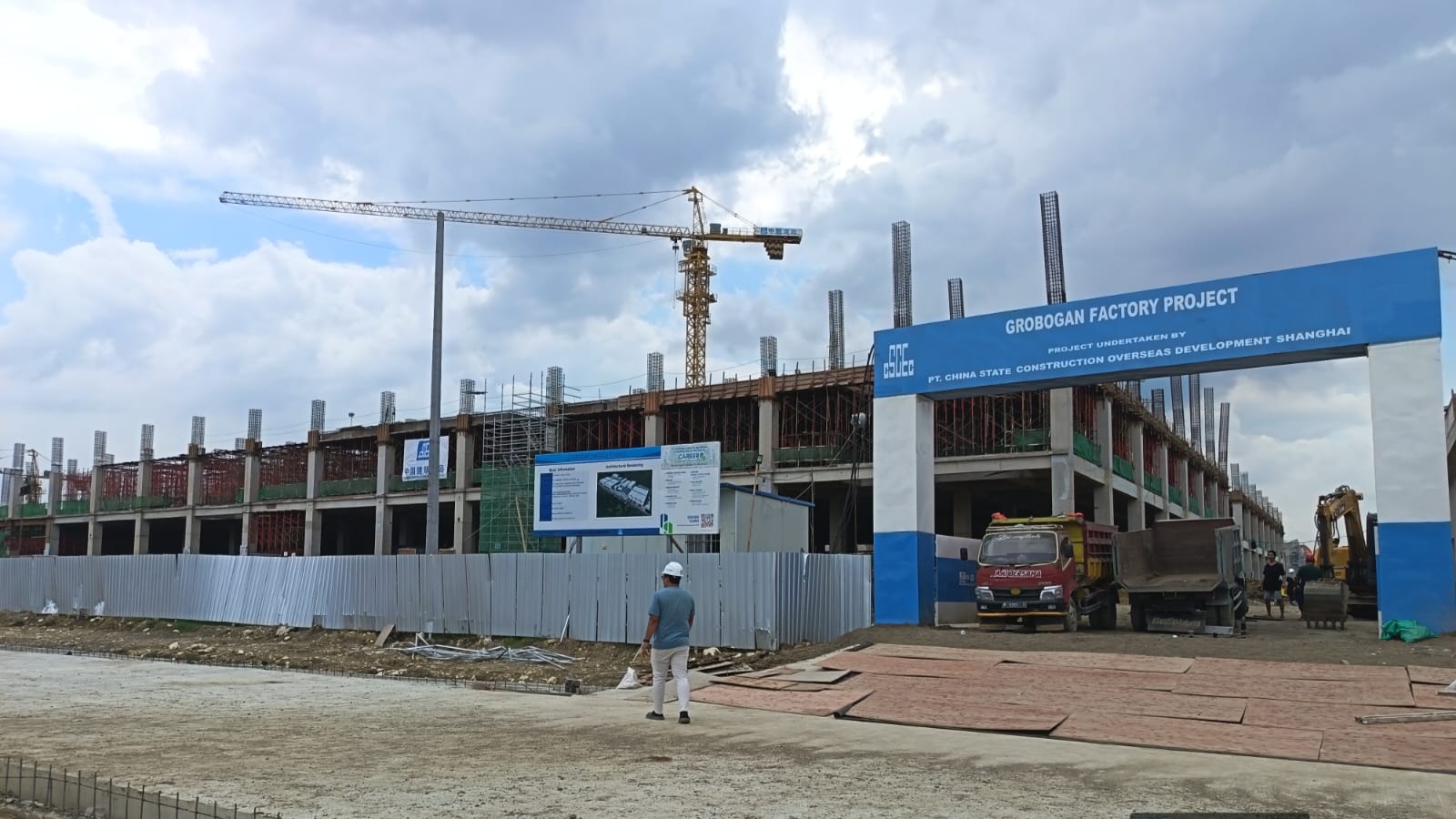 PENINJAUAN: Kantah Grobogan saat meninjau pertimbangan teknis pertanahan di kawasan peruntukkan industri Desa Sugihmanik Kecamatan Tanggungharjo.