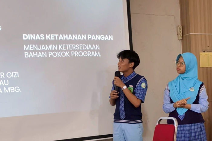 Tim riset inovasi dari MAN 2 Kudus&nbsp;memaparkan sebuah inovasi digital bertajuk "SapaPangan" di Kantor Gubernur Jateng.