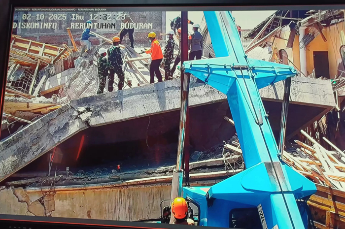 Tim SAR gabungan mulai mengangkat puing-puing bangunan Ponpes AlKhoziny, dengan crane setelah mendapat izin dari keluarga korban.