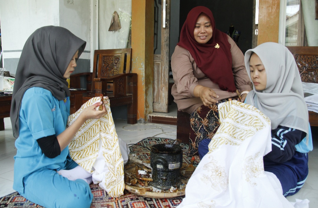 ANTUSIAS: Siswi SMKN 2 Jepara tengah belajar membatik di Stilir Batik pada Kamis (2/10).