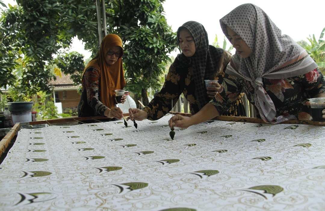 BERDAYA: Ibu-ibu tetangga April pemilik Stilir Batik, tengah merampungkan pesanan motif batik dari salah satu KBIH di Jepara.