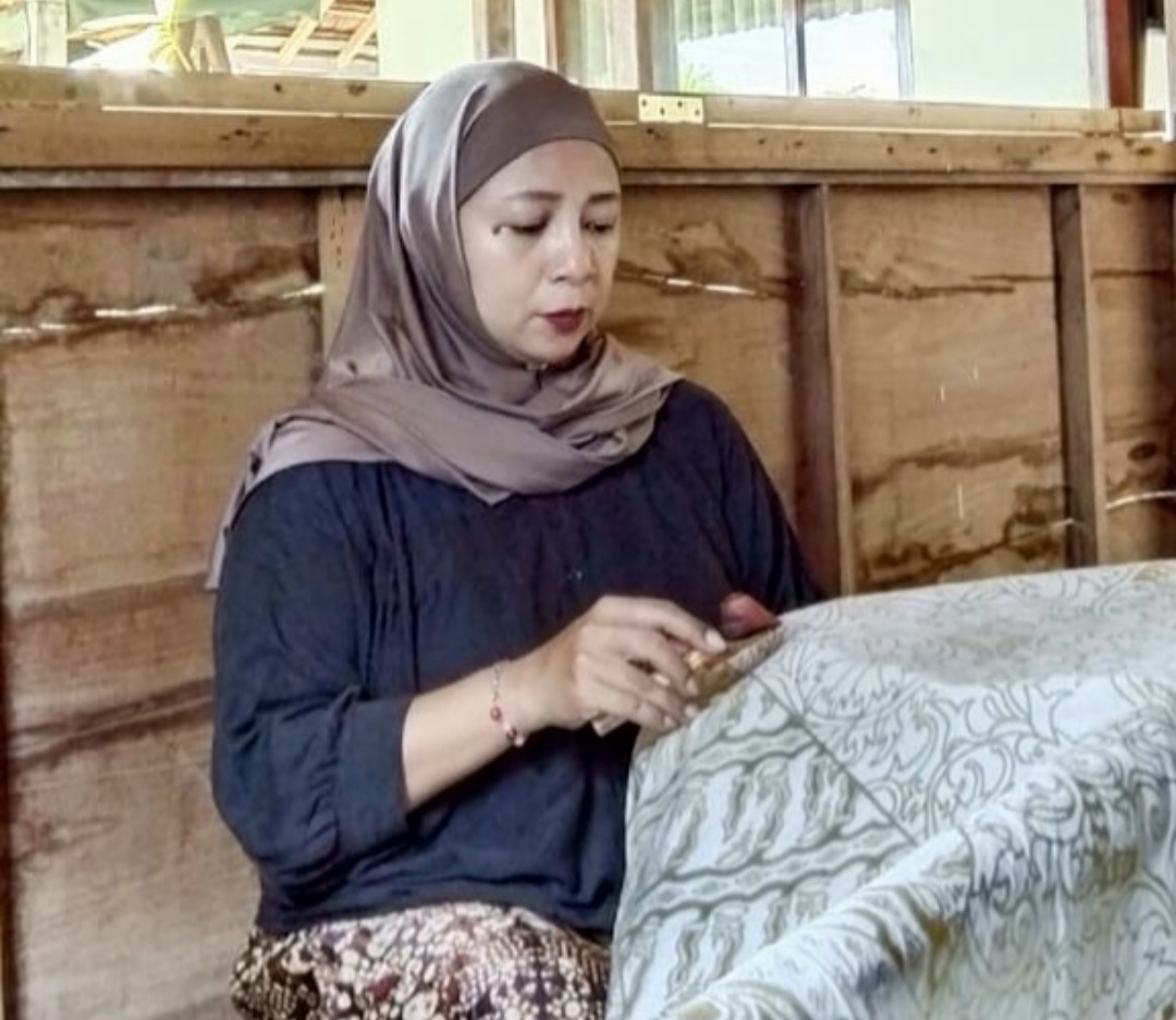 TELATEN: Ana Muryanah pemilik Dhahayu Batik tengah mencanting kain bermotifkan paduan parang dan ukir Jepara.