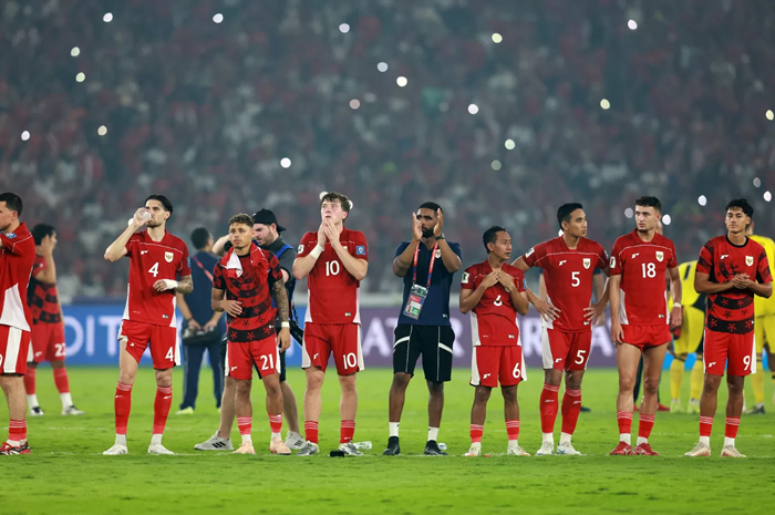 Selebrasi para pemain timnas Indonesia usai menang atas China pada pertandingan Kualifikasi Piala Dunia 2026 putaran ketiga Grup C di Stadion Utama GBK, Jakarta, Kamis (5/6/2025).