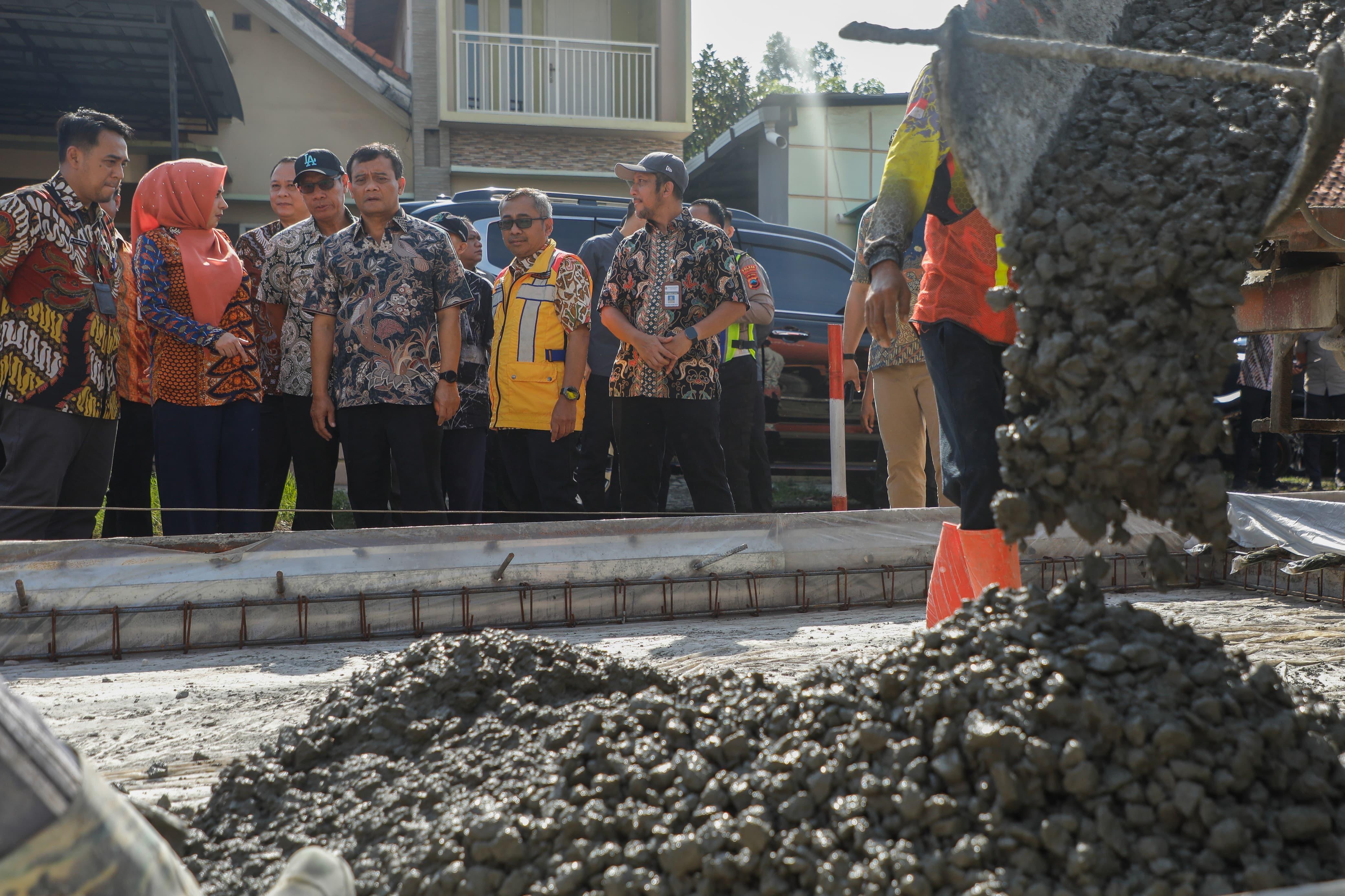 Gubernur Jawa Tengah Ahmad Luthfi meninjau langsung pembangunan jalan di Kabupaten Pekalongan, Kamis pagi, 2 Oktober 2025.