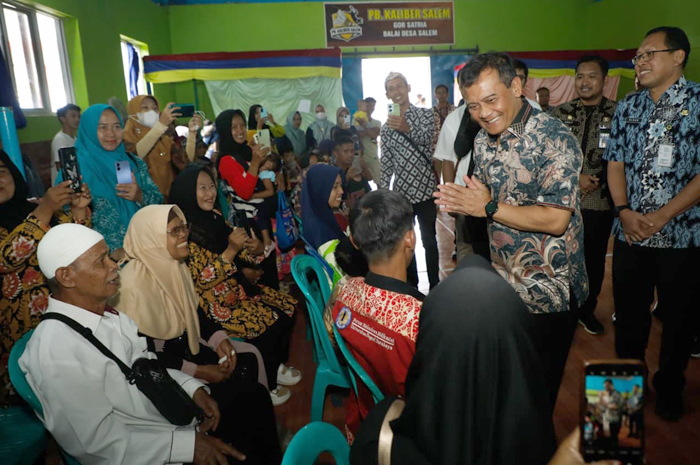 Gubernur Jateng&nbsp;Ahmad Luthfi menyapa warga dalam pelaksanaan program layanan Dokter Spesilis Keliling (Speling) di Kecamatan Salem, Kabupaten Brebes, pada Kamis (2/10).