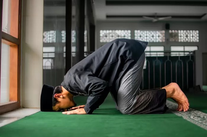 Ilustrasi seorang pria tengah sujud saat salat.