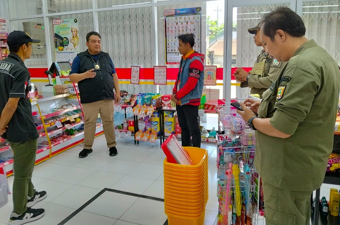 BERI PERINGATAN: Satpol PP Rembang memberi peringatan terhadap minimarket berjejaring yang tak mengantongi izin.