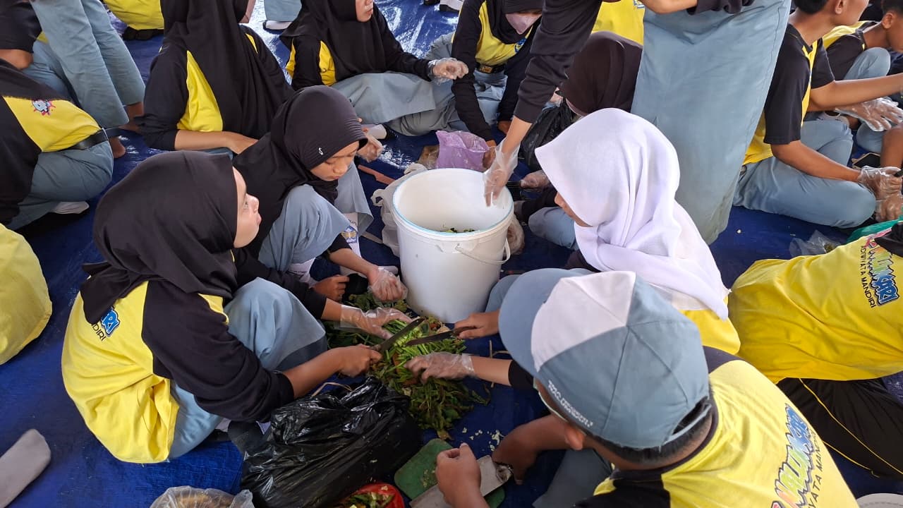 ANTUSIAS: Para siswa tengan membuat kompos pada Kamis (2/10).