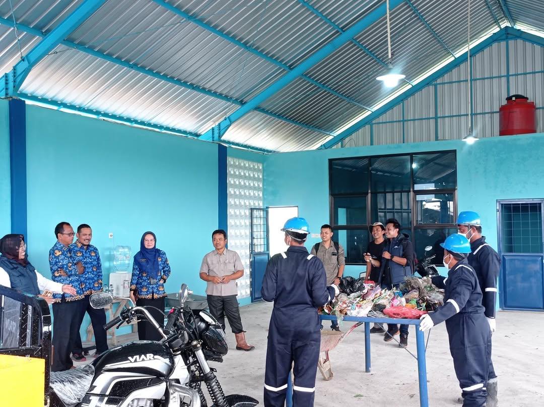 TINJAUAN: Monitoring Camat Kaliwungu dan Dinas PKPLH terkait pengelolaan sampah di TPS3R Desa Sidorekso, belum lama ini. (KECAMATAN KALIWUNGU UNTUK RADAR KUDUS)