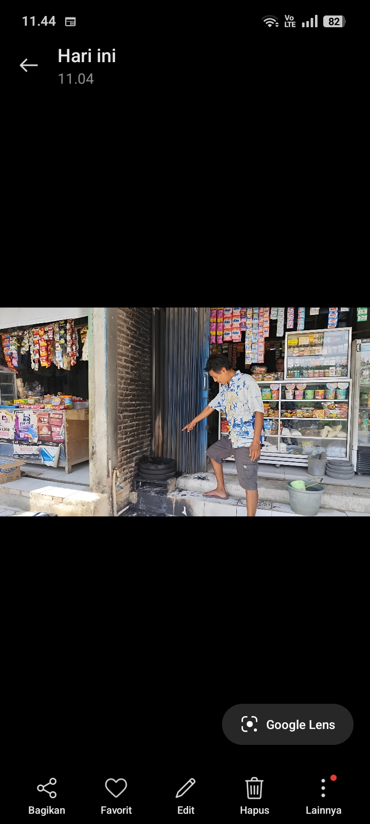 HANGUS: Teguh menunjukkan sisa-sisa barang terbakar di depan rumahnya pada Jumat (3/10).