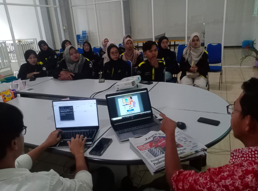PENGETAHUAN BARU: Mahasiswa divisi Broadcast dan Warta Journalism HMPS KPI UIN Sunan Kudus sedang belajar Jurnalistik secara langsung di Kantor Radar Kudus. (ANDIKA TRISNA SAPUTRA/RADAR KUDUS)