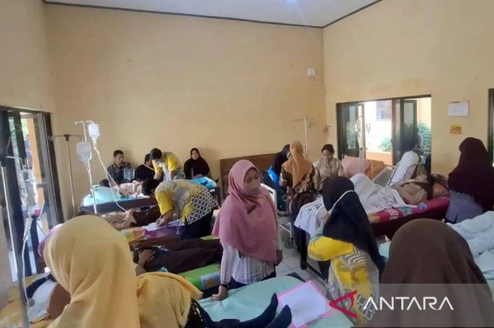 Sejumlah siswa diduga keracunan MBG dilarikan ke rumah sakit di Purworejo, Jumat (3/10/2025).