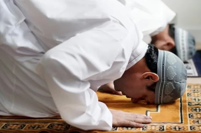 Ilustrasi orang yang sedang menjalankan sholat.