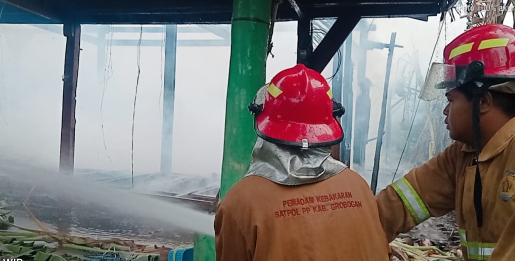 MEMADAMKAN: Damkar Grobogan saat memadakan api di rumah milik warga di Desa Krangganharjo, Kecamatan Toroh.