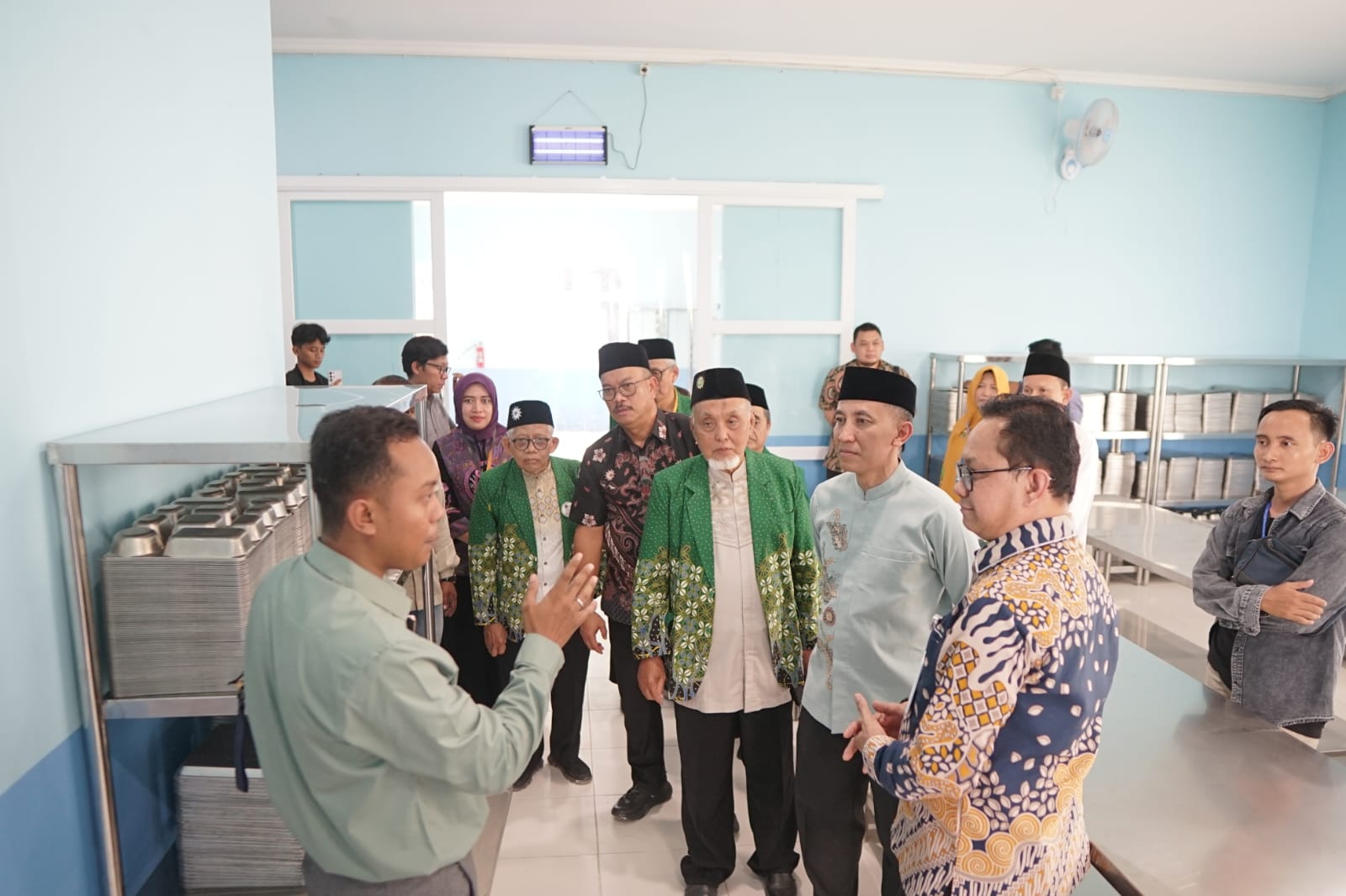 MENINJAU: Anggota Komisi IX DPR RI Edy Wuryanto, Sekda Grobogan Anang Armunanto saat meninjau daput MBG Muhammadiyah.