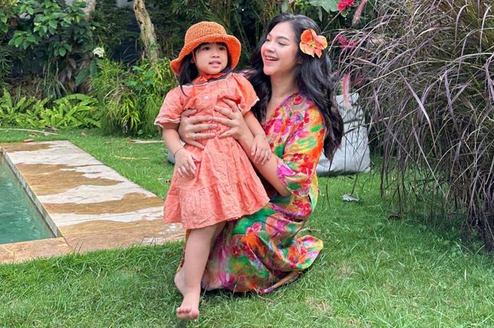 CATCHY: Couple mom and baby memakai outfit tropical dress.