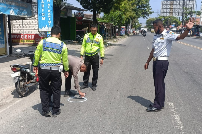 OLAH TKP: Kepala Unit Penegakan Hukum (Gakkum) Satlantas, Ipda Rahmat Hersa Widiatmoko menunjukan lokasi kecelakaan sepeda motor dengan truk box trailer di Lasem kemarin.