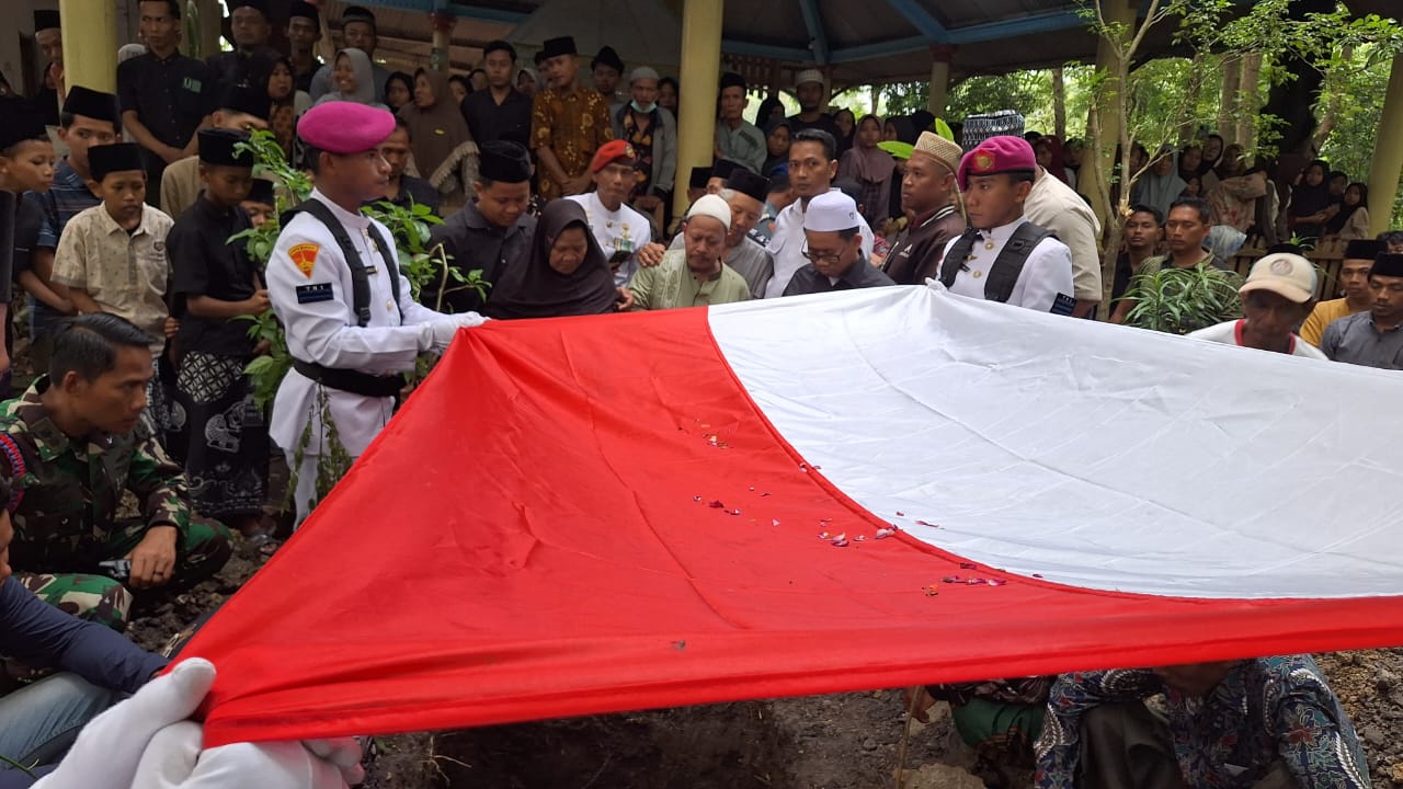 Upacara pemakaman prajurit Marinir, Praka Zaenal Mutaqin, yang menghembuskan napas terakhir usai mengalami kecelakaan saat penerjunan latihan Rubber Duck Operations (RDO) di Teluk Jakarta.