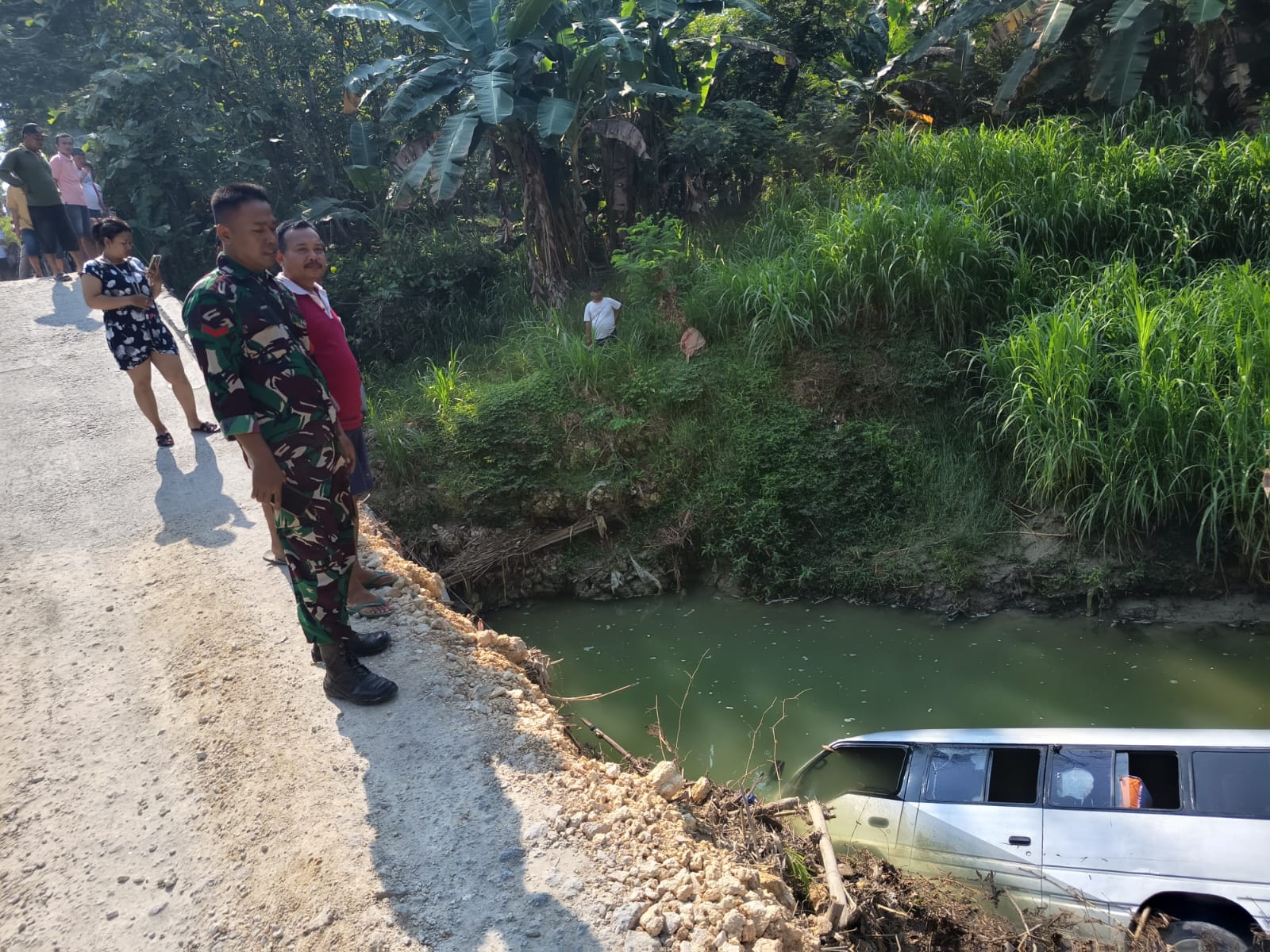 NYEMPLUNG: NYEMPLUNG: Kondisi elf yang kecemplung di sungai jembatan Sidorejo-Jatiharjo, Pulokulon.