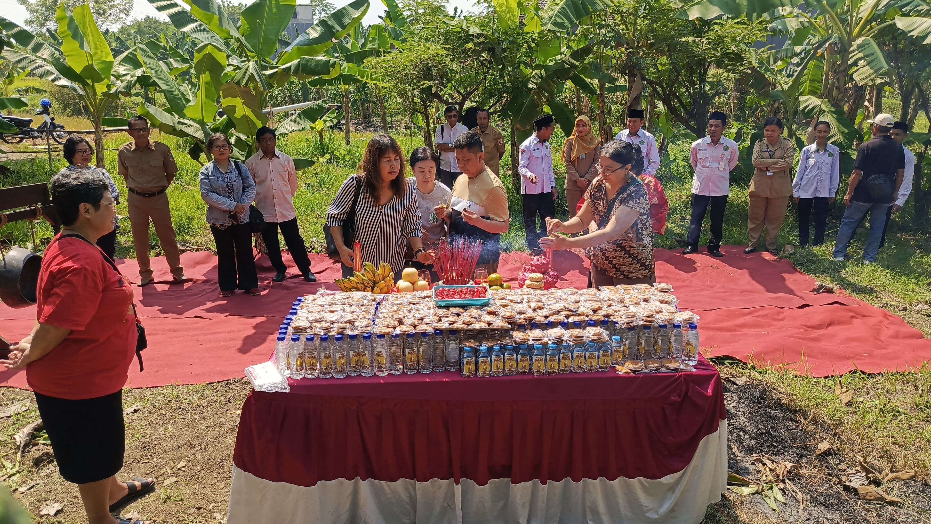 PROSESI: Sejumlah umat beragama berkumpul untuk mengikuti Perayaan Kue Bulan di Kampung Moderasi Desa Tanjungkarang, Senin (6/10). (ANDIKA TRISNA SAPUTRA/RADAR KUDUS)