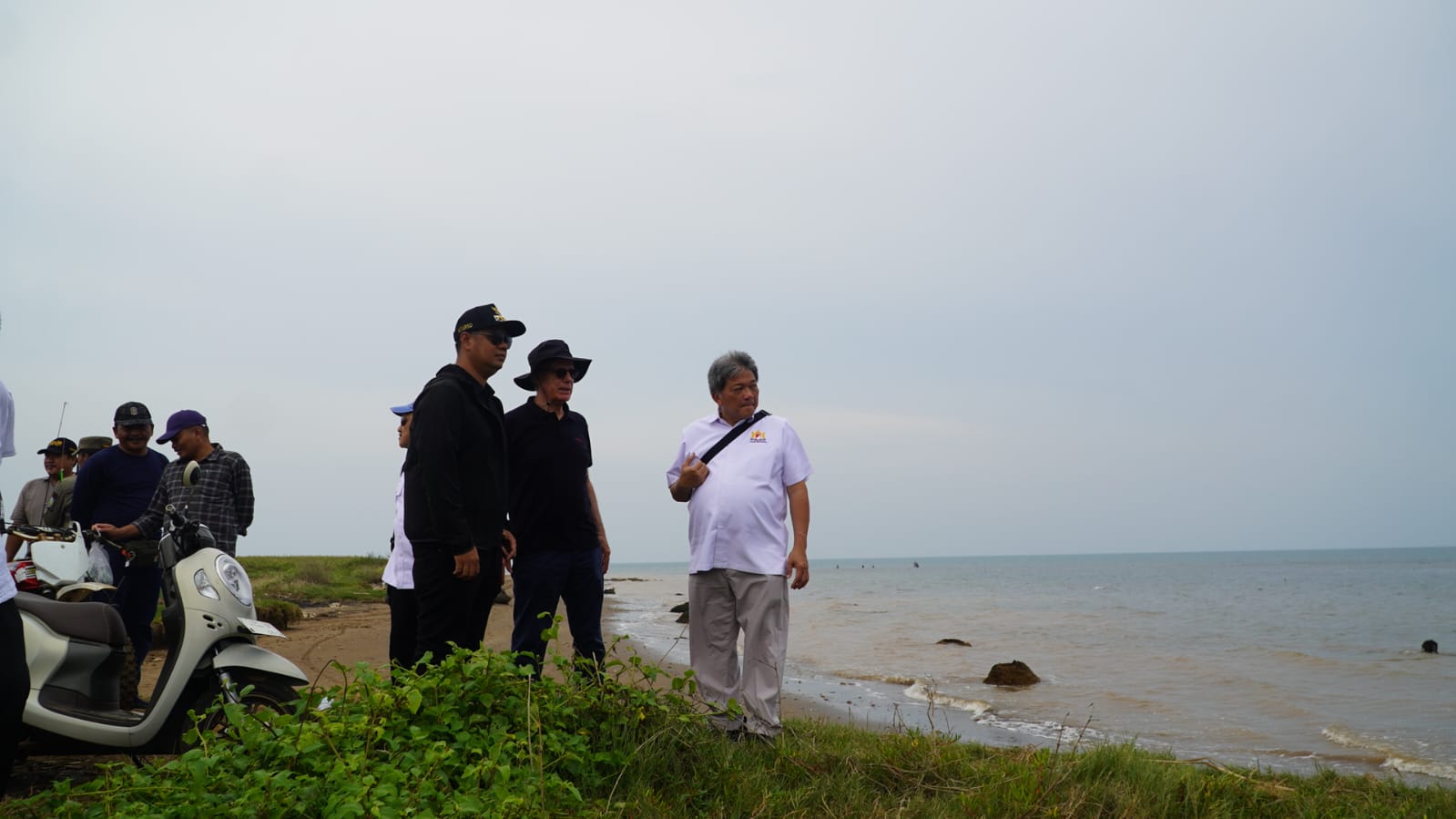 LANGKAH AWAL: Bupati Jepara Witiarso Utomo saat minjau lokasi calon pelabuhan  bersama investor asal Spanyol.