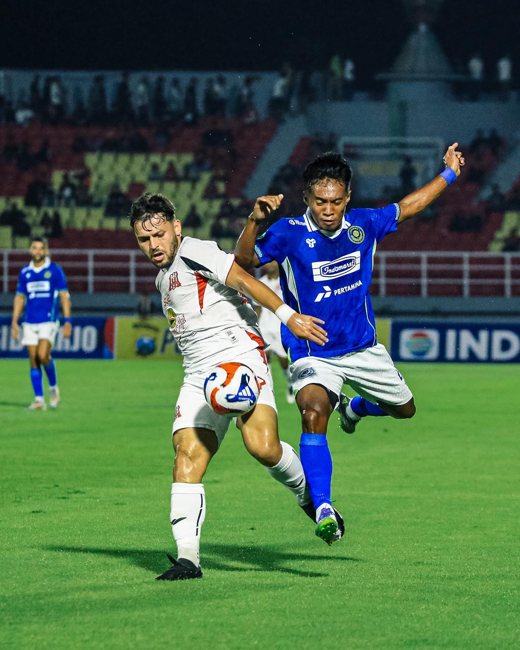 EVALUASI: Pemain Persiku M. Irvan (kanan) berduel dengan Pemain Deltras FC Lopes (kiri)