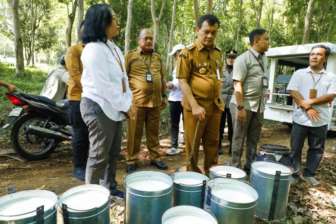 Gubernur Jawa Tengah, Ahmad Luthfi, menegaskan pentingnya sinergi seluruh pihak dalam menjaga stabilitas harga kebutuhan pokok menjelang akhir tahun.