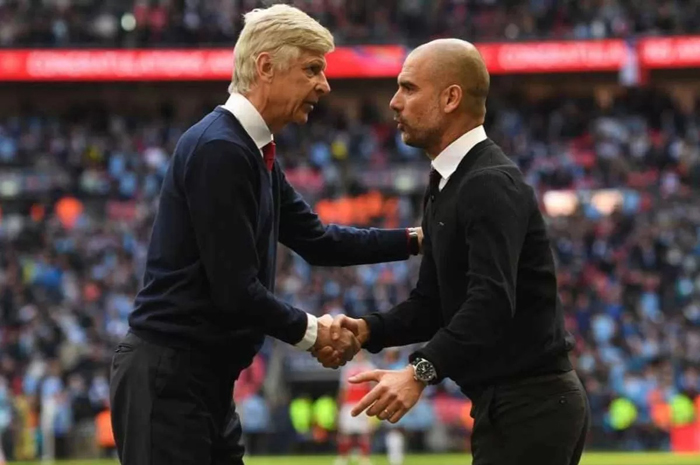 Arsene Wenger (kiri) vs Pep Guardiola (kanan) saat masih aktif adu taktik di pinggir lapangan.