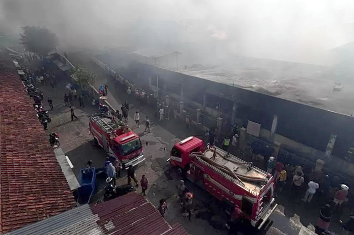 Armada Damkar Se-Solo Raya dikerahkan untuk padamkan kebakaran di Pasar Kota Wonogiri, Senin (6/10/2025).