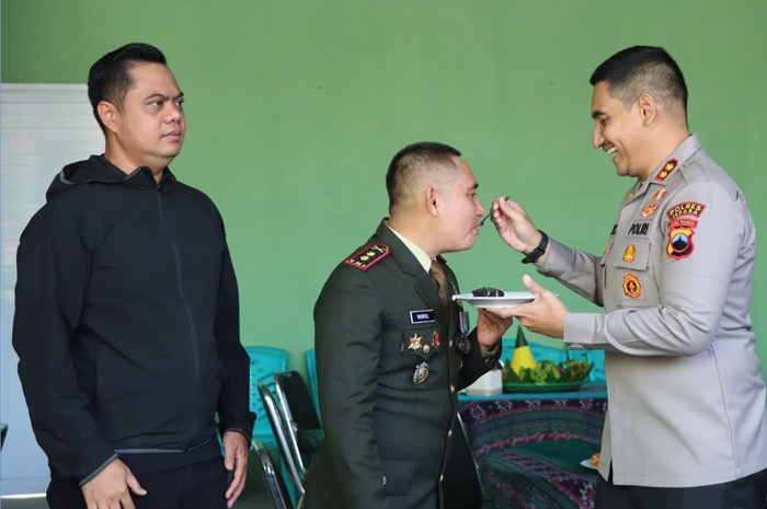 Kapolres Jepara AKBP Erick Budi Santoso menyuapi&nbsp;Dandim 0719/Jepara Letkol Arm Khoirul Cahyadi saat HUT TNI pada Minggu (5/10).